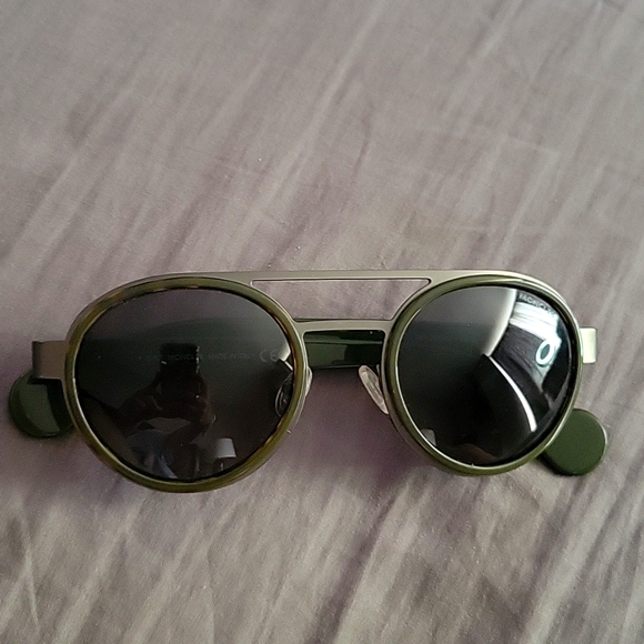 Moncler sunglasses - Picture 1 of 3